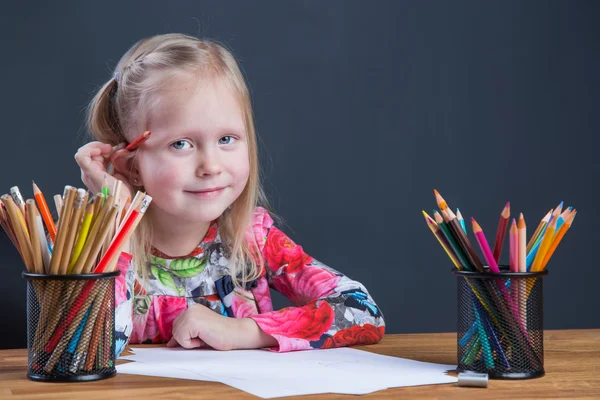 Маленька молода дівчинка малює картини олівцями — стокове фото