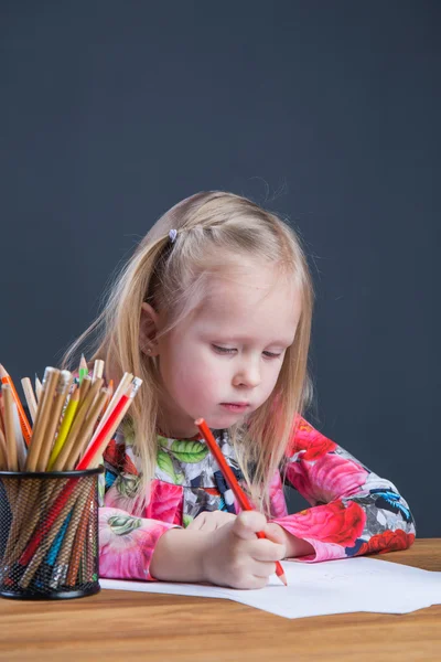 Kleine meisje afbeeldingen tekenen met potloden — Stockfoto