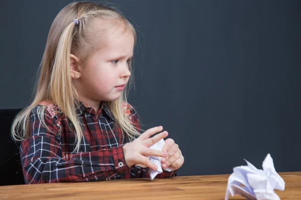 Jong meisje die een papier in ballen — Stockfoto