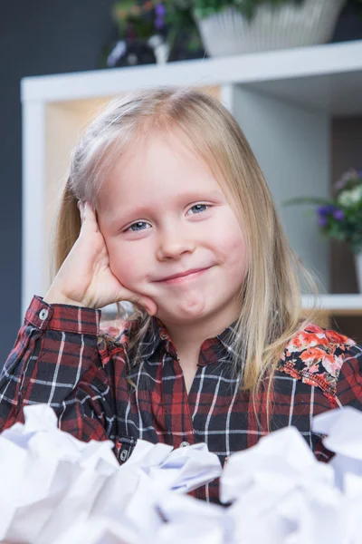 Junges Mädchen zerknüllt ein Papier in Kugeln — Stockfoto