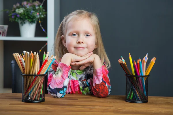 Kleine meisje afbeeldingen tekenen met potloden — Stockfoto