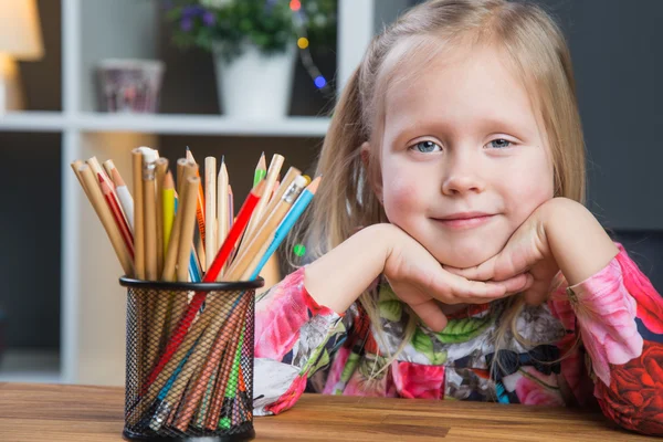 Menina pequena desenho imagens com lápis de cor — Fotografia de Stock