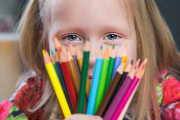 Kleine meisje afbeeldingen tekenen met kleur potloden — Stockfoto