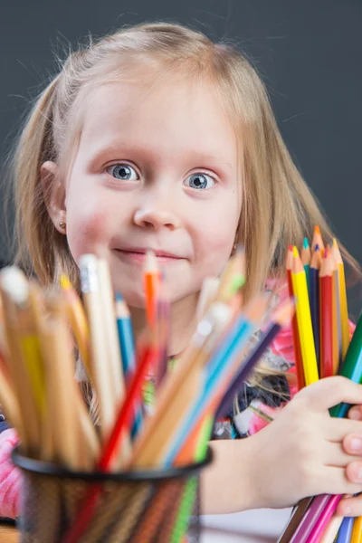 Piccola ragazza che disegna immagini con matite di colore — Foto Stock