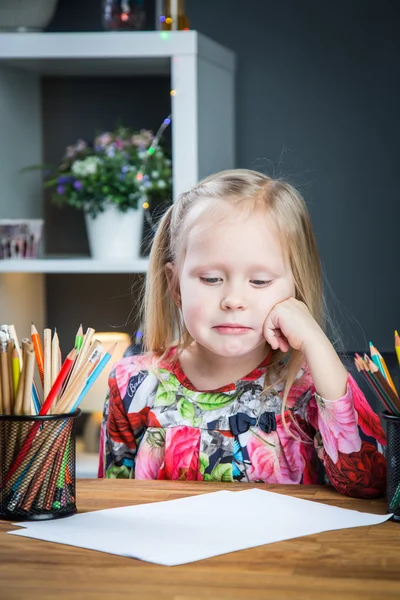 Kleine meisje afbeeldingen tekenen met potloden — Stockfoto