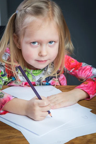 Menina pequena desenho fotos com lápis — Fotografia de Stock