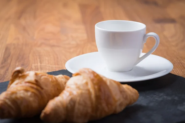 Dvě chutné francouzské croissanty s šálkem kávy Royalty Free Stock Fotografie