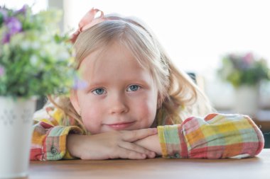 Şirin hipster çiçek kare desen gömlekli ve yayla genç kız arıyorum