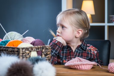 Sevimli küçük kız bir vintage tarzı yünlü şapka örgü