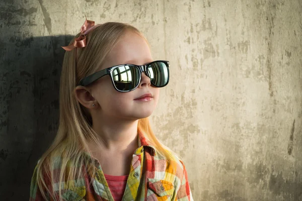 Linda chica joven hipster buscando en gafas de sol — Foto de Stock