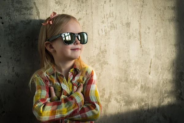 Cute hipster looking young girl in sunglasses — Stock Photo, Image