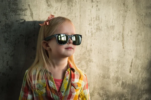 Linda chica joven hipster buscando en gafas de sol — Foto de Stock