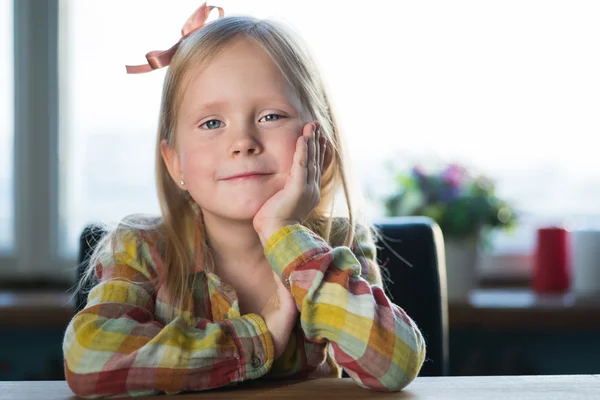 Niedliches hipster aussehendes junges Mädchen mit Schleife und Blumen im quadratischen Hemd — Stockfoto