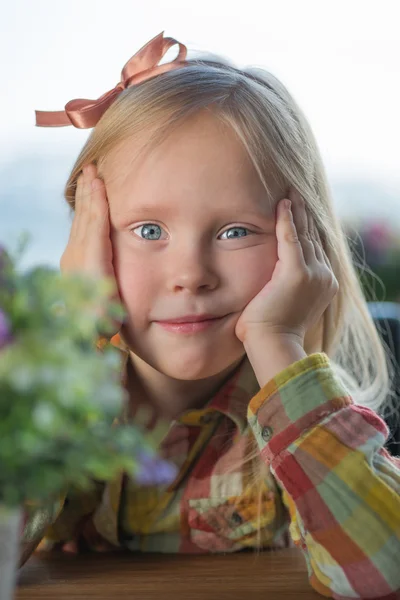 Niedliches hipster aussehendes junges Mädchen mit Schleife und Blumen im quadratischen Hemd — Stockfoto