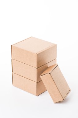 Beyaz bir arka plan üzerinde kahverengi karton kutular