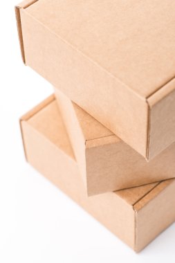 Beyaz bir arka plan üzerinde kahverengi karton kutular