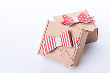 Kahverengi karton hediye kutusu etiketi ve kırmızı yayla