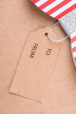 Kırmızı hediye yay çizgileri ve etiket