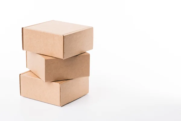 Beyaz bir arka plan üzerinde kahverengi karton kutular