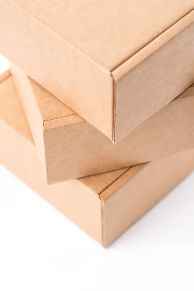 Beyaz bir arka plan üzerinde kahverengi karton kutular — Stok fotoğraf
