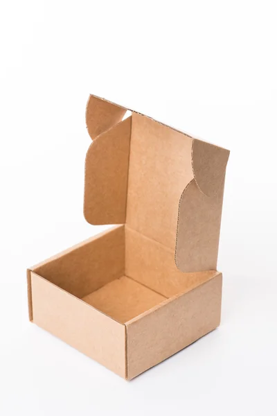 Caixa de papelão marrom aberta em um fundo branco — Fotografia de Stock