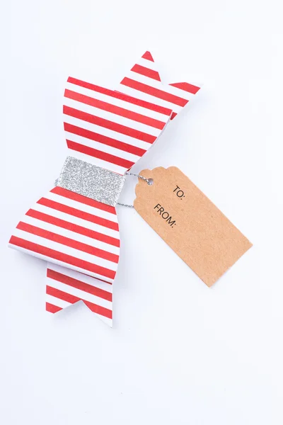 Arco de regalo rojo con rayas y etiqueta — Foto de Stock