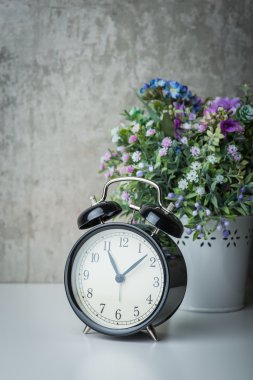 Çiçekler beyaz bir tablo eski zaman çalar saat