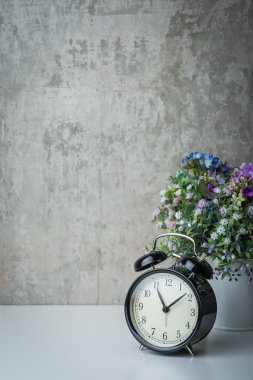Çiçekler beyaz bir tablo eski zaman çalar saat