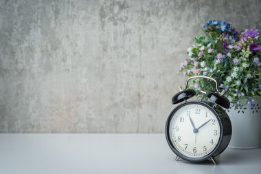 Çiçekler beyaz bir tablo eski zaman çalar saat