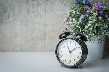 Çiçekler beyaz bir tablo eski zaman çalar saat