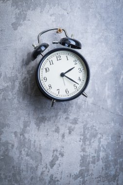 Vintage çalar saat duvarda asılı anormal resmi