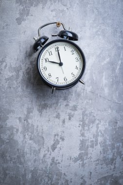 Vintage çalar saat duvarda asılı anormal resmi