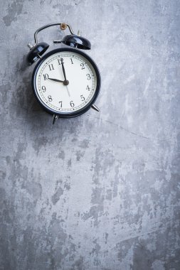 Vintage çalar saat duvarda asılı anormal resmi