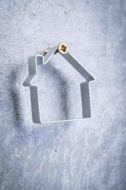 Metal ev gri beton duvarındaki vida asılı