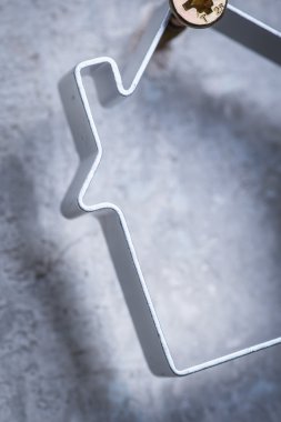 Metal ev gri beton duvarındaki vida asılı