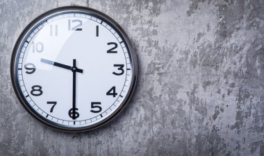 Gri beton duvara asılı yuvarlak duvar saati