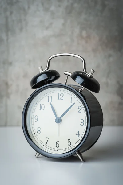 Reloj despertador antiguo en una mesa blanca —  Fotos de Stock