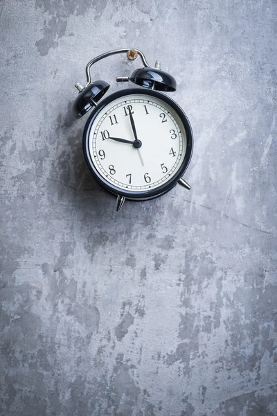 Vintage çalar saat duvarda asılı anormal resmi