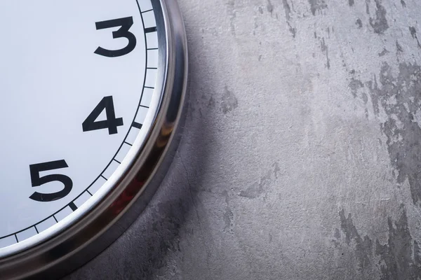 Runde Wanduhr hängt an der grauen Betonwand — Stockfoto