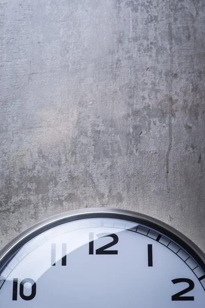 Reloj de pared redondo colgado en la pared de hormigón gris — Foto de Stock