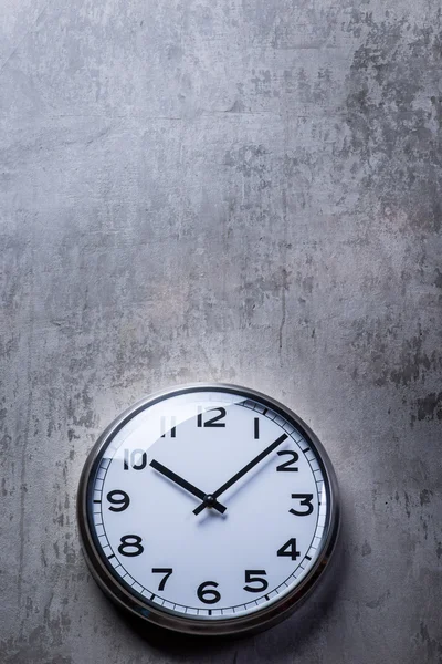 Runde Wanduhr hängt an der grauen Betonwand — Stockfoto