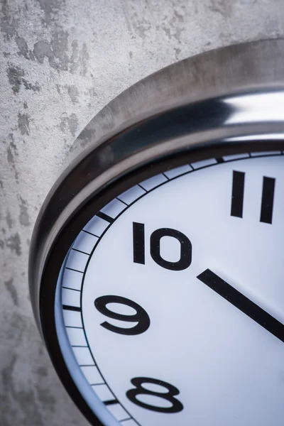 Runde Wanduhr hängt an der grauen Betonwand — Stockfoto