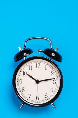 Eski vintage çalar saat ayakta mavi yüzeyi