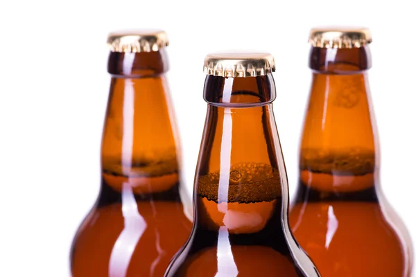 Τρία μπουκάλια κρύα μπύρα που απομονώνονται σε λευκό — Φωτογραφία Αρχείου