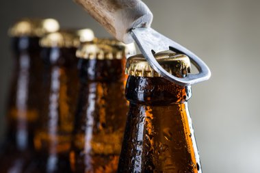 Kahverengi buz soğuk bira şişeleri ile eski açacağı