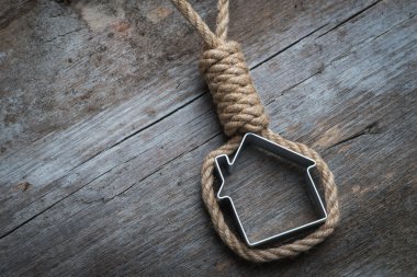 Küçük ev Hangman's noose ile eski ahşap yüzey üzerinde çerçeveli
