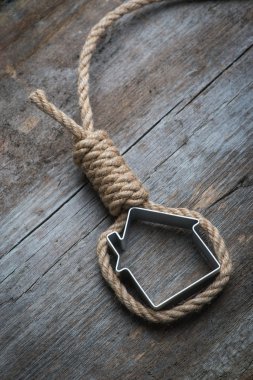 Küçük ev Hangman's noose ile eski ahşap yüzey üzerinde çerçeveli