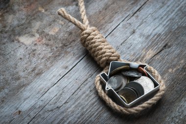 Hangman's noose ev ve kahverengi ahşap yüzey üzerinde para ile