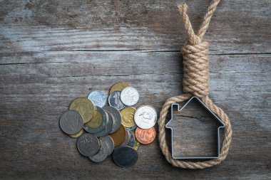 Hangman's noose ev ve kahverengi ahşap yüzey üzerinde para ile
