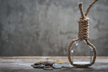 Hangman's noose ev ve kahverengi ahşap yüzey üzerinde para ile